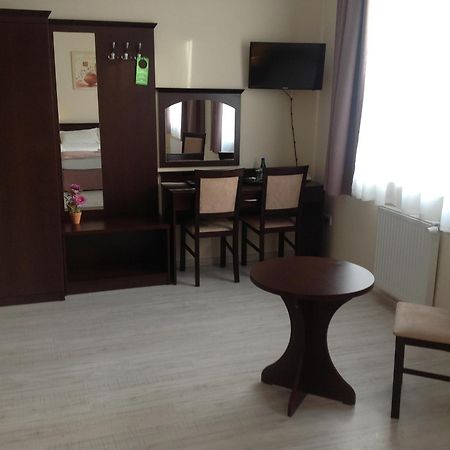 Hotel Feniks Gniezno Bagian luar foto