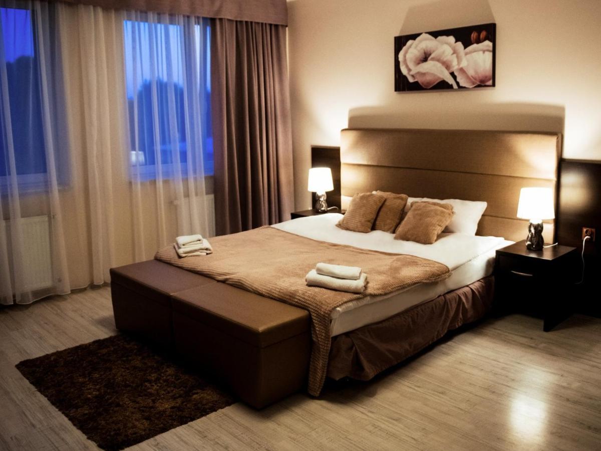 Hotel Feniks Gniezno Bagian luar foto