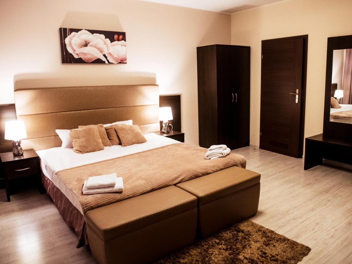 Hotel Feniks Gniezno Bagian luar foto