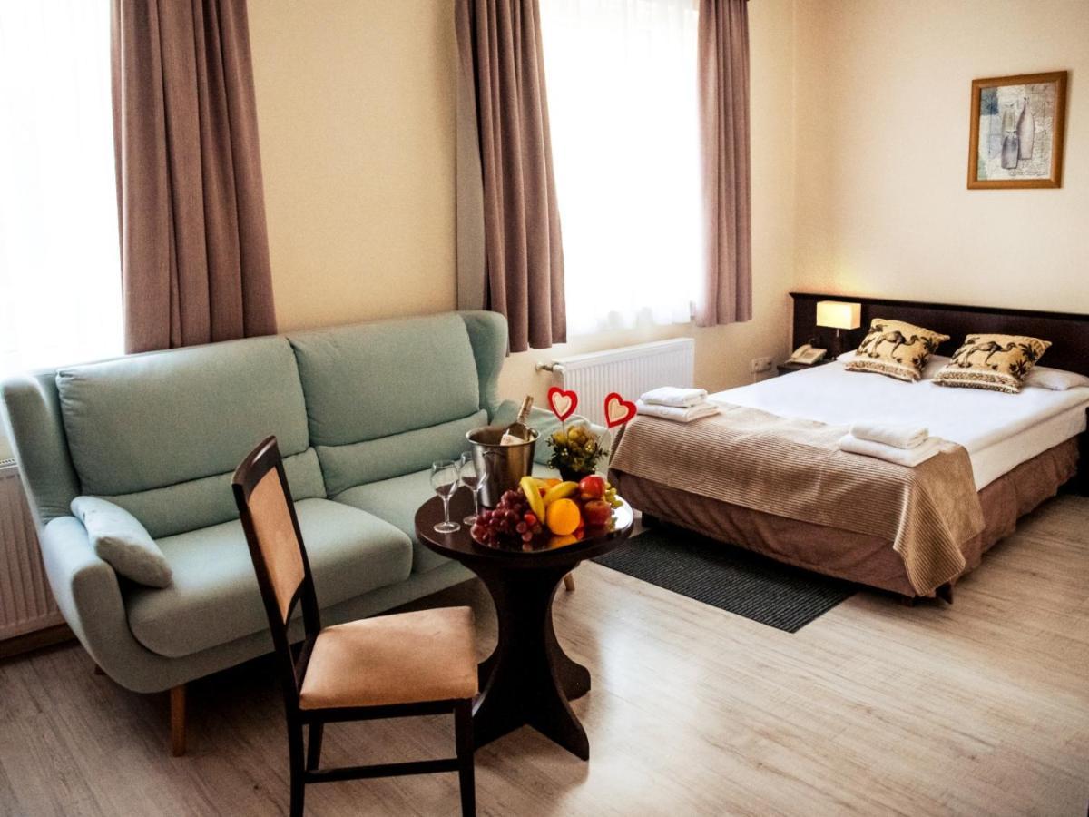 Hotel Feniks Gniezno Bagian luar foto
