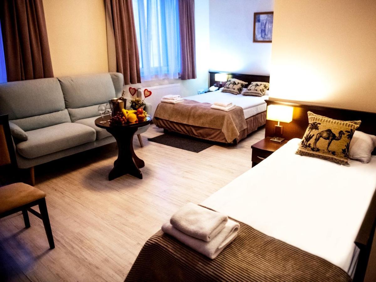 Hotel Feniks Gniezno Bagian luar foto