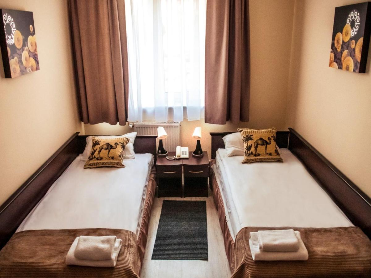 Hotel Feniks Gniezno Bagian luar foto