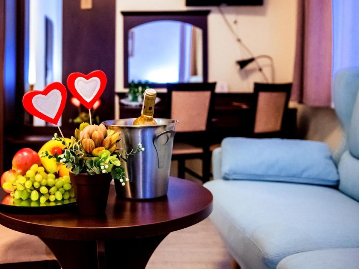 Hotel Feniks Gniezno Bagian luar foto