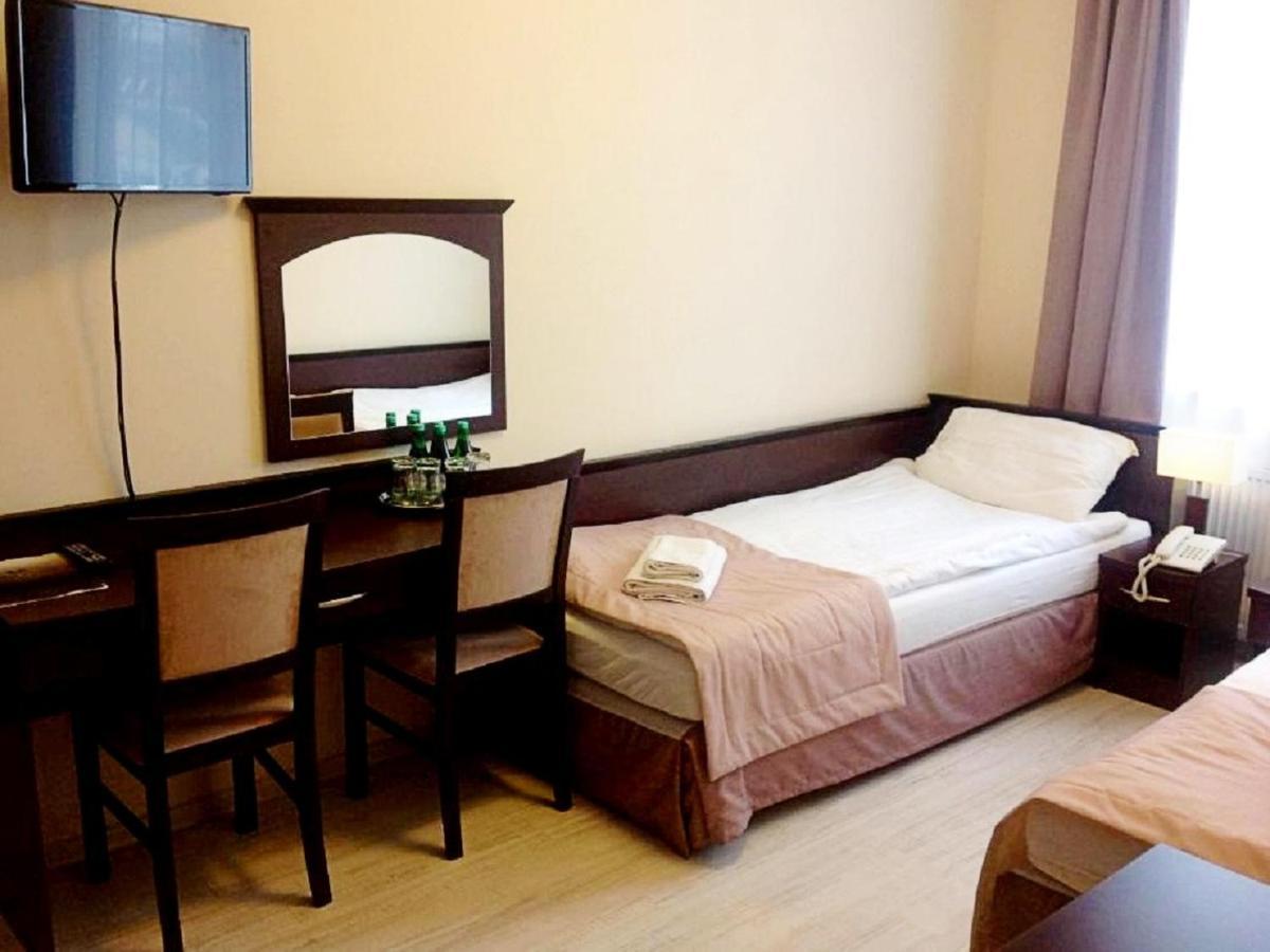 Hotel Feniks Gniezno Bagian luar foto