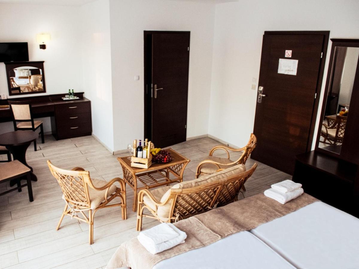 Hotel Feniks Gniezno Bagian luar foto