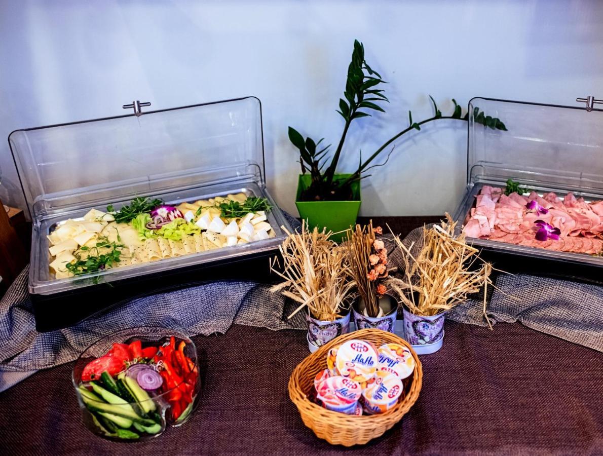 Hotel Feniks Gniezno Bagian luar foto