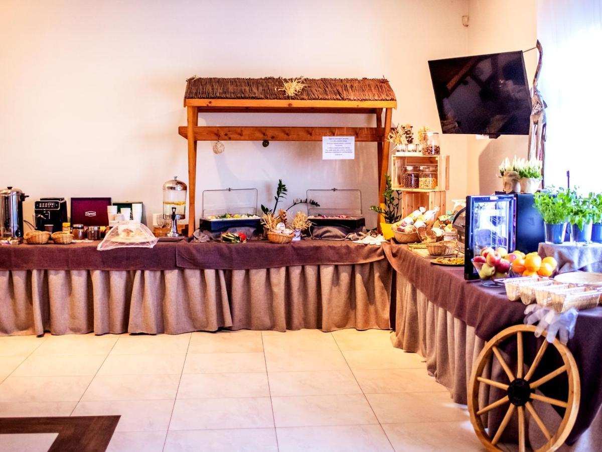 Hotel Feniks Gniezno Bagian luar foto