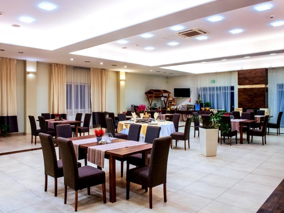 Hotel Feniks Gniezno Bagian luar foto