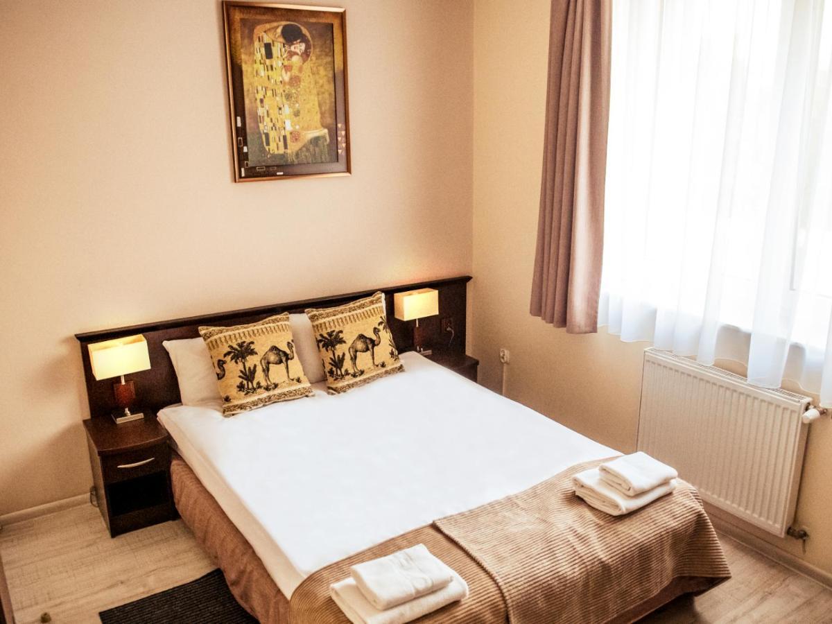 Hotel Feniks Gniezno Bagian luar foto