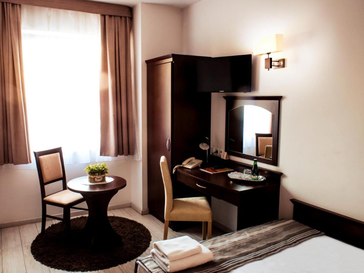 Hotel Feniks Gniezno Bagian luar foto