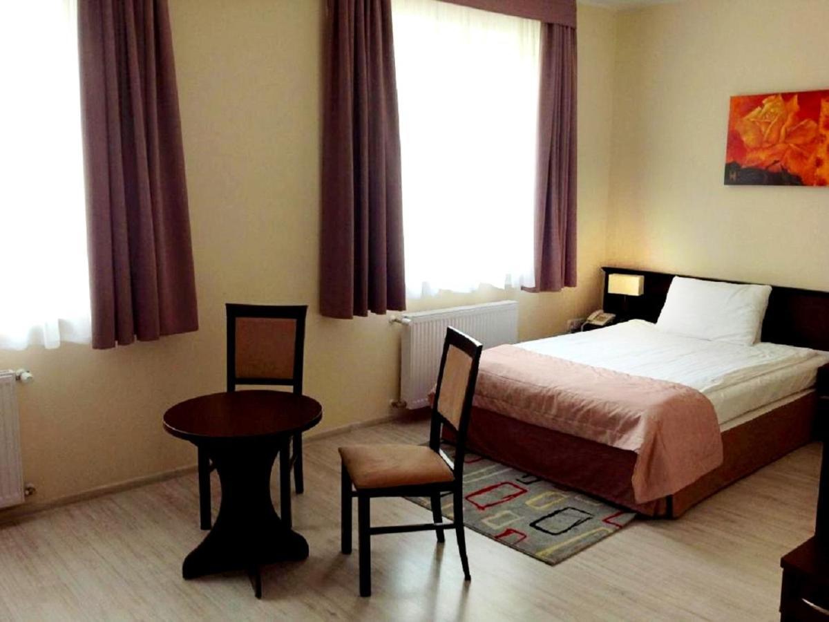 Hotel Feniks Gniezno Bagian luar foto