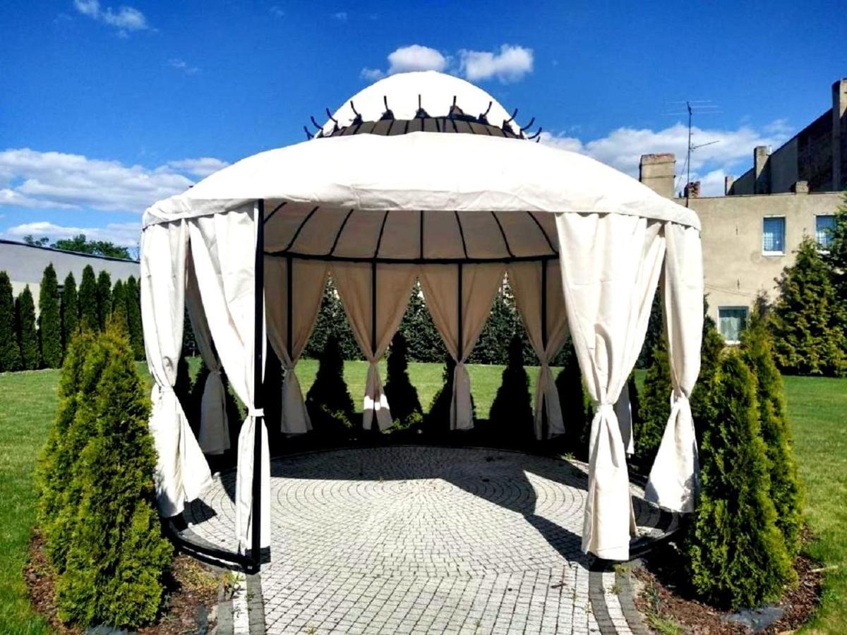 Hotel Feniks Gniezno Bagian luar foto