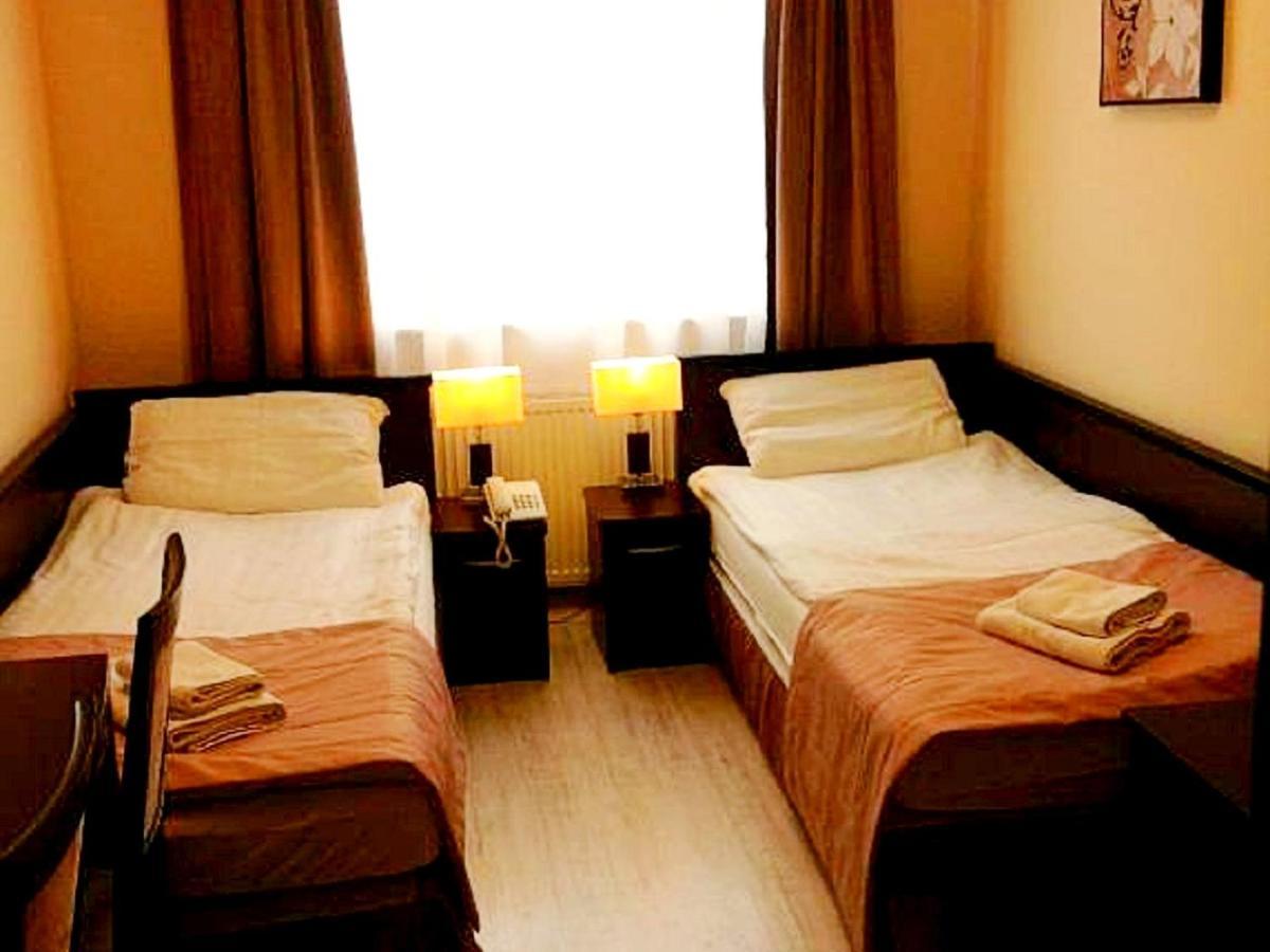Hotel Feniks Gniezno Bagian luar foto
