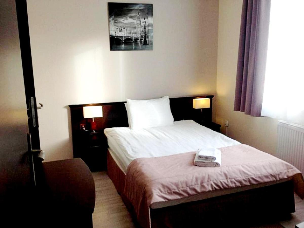 Hotel Feniks Gniezno Bagian luar foto