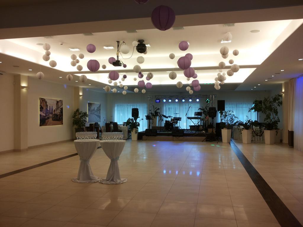 Hotel Feniks Gniezno Bagian luar foto