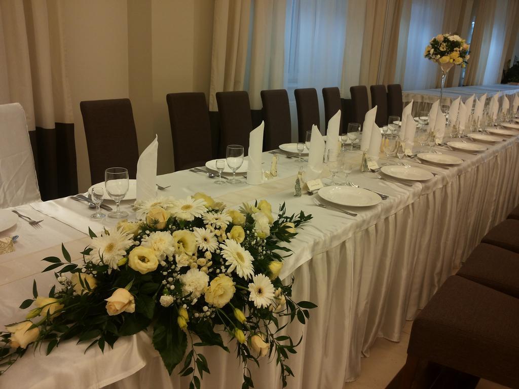 Hotel Feniks Gniezno Bagian luar foto