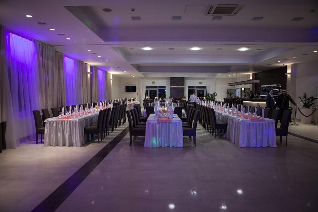 Hotel Feniks Gniezno Bagian luar foto