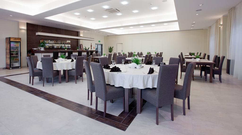 Hotel Feniks Gniezno Bagian luar foto