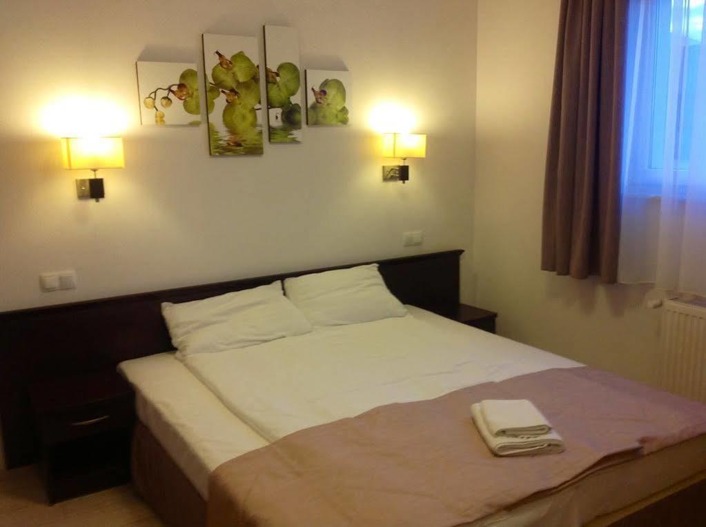 Hotel Feniks Gniezno Bagian luar foto